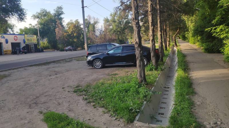 Законно ли в 4 мкр на газоне организовали стоянку? - бишкекчанин Фото