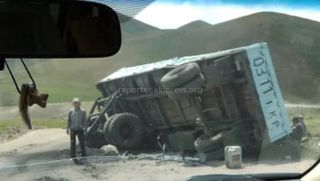 Фото — На перевале Кызарт перевернулся прицеп грузовика с углем