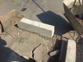 Бордюр на Ч.Айтматова-Ахунбаева закрепили бетонной смесью к асфальту