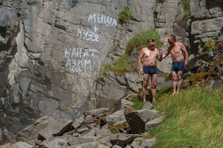 Видео, фото — Мужчины разрисовали скалу возле водопада на Сон-Куле