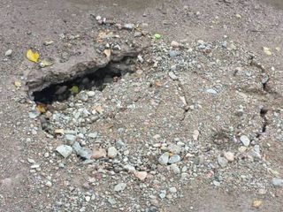 На участке проспекта Жибек Жолу образовалась яма (фото)