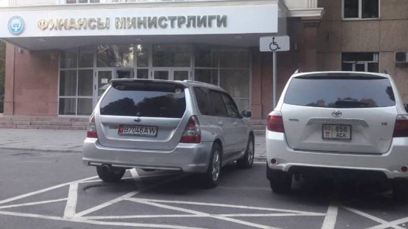 Возле Министерства финансов «Субару» и «Тойоту» припарковали на месте для инвалидов. Фото