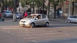 На Боконбаева автомобиль припарковался на перекрестке, включив аварийку. Фото