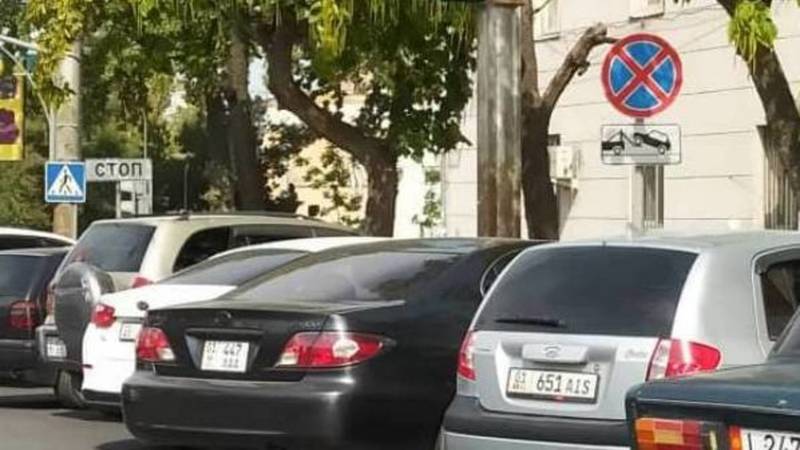 На Ибраимова машины паркуются под знаком «Парковка запрещена». Фото