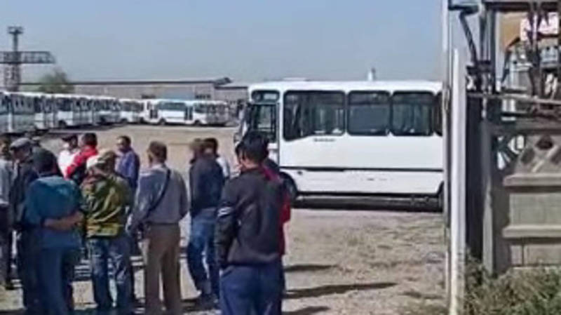 Водители новых автобусов провели забастовку. Им подняли план и дали кондукторов. Видео