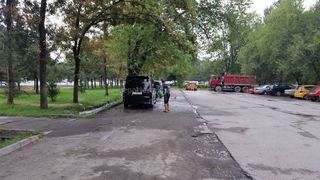 На стоянке перекрестка Байтик Баатыра-Масалиева водитель устроил автомойку (фото)