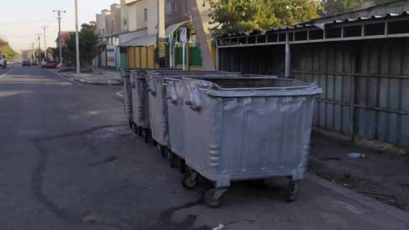 На Матросова мусорные баки стоят на проезжей части. Фото