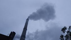 Густой дым из трубы ТЭЦ. Фото