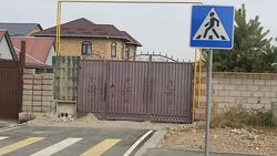 Жительница Ак-Орго установила ворота в общий въезд во двор из нескольких домов. Видео местного жителя