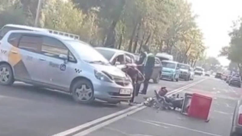 «Фит» из «Яндекс Такси» сбил мотоциклиста. Видео с места аварии