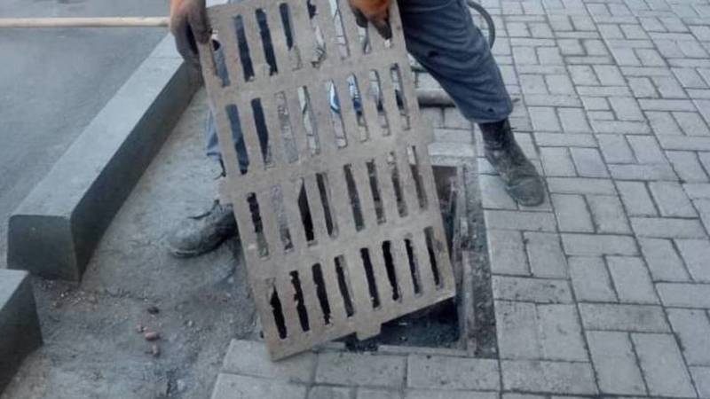 «Бишкекасфальтсервис» установил украденные ливневые решетки на Токтоналиева. Фото мэрии