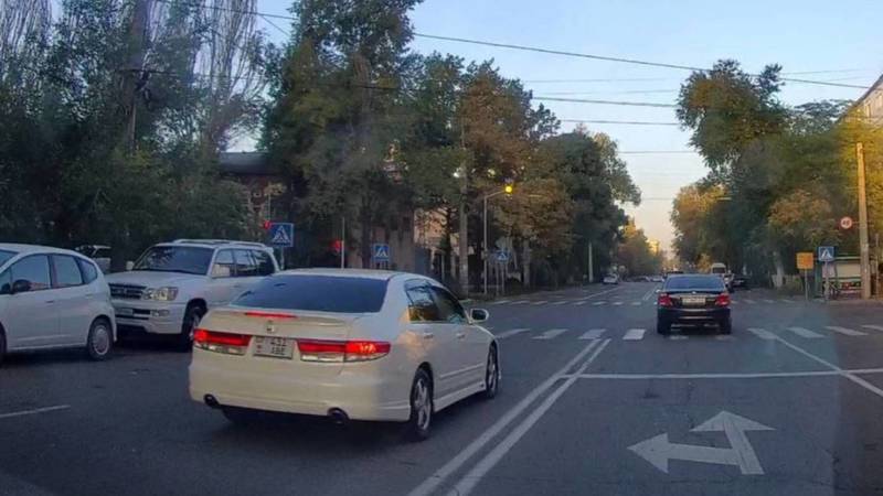 «Хонда» выехала на встречку на Боконбаева. Фото