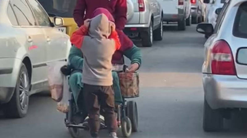 На Некрасова женщина с ребенком посреди дороги просит милостыню. Видео