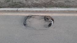 На велодорожке на Южной магистрали образовалась яма. Фото