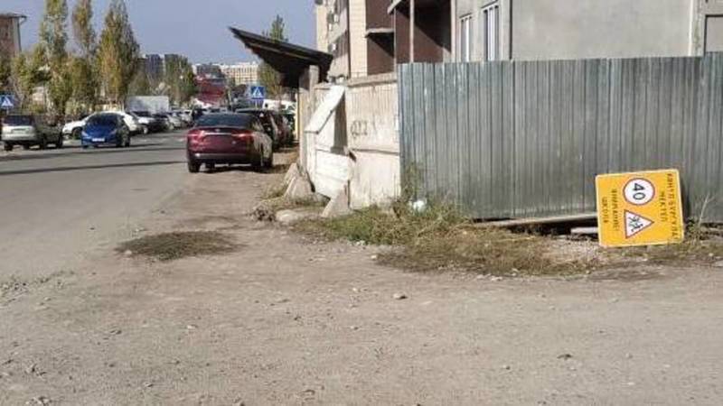 На ул.Куйручук спилили дорожный знак. Фото горожанина Максата