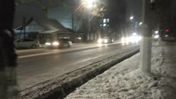 Горожанин жалуется на гололед: Сколько людей должно упасть, чтобы тротуары очистили от снега?