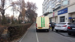 Инкассаторская машина банка KICB заехала на тротуар на Айтматова. Фото