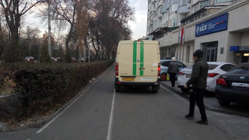 Инкассаторская машина банка KICB заехала на тротуар на Айтматова. Фото
