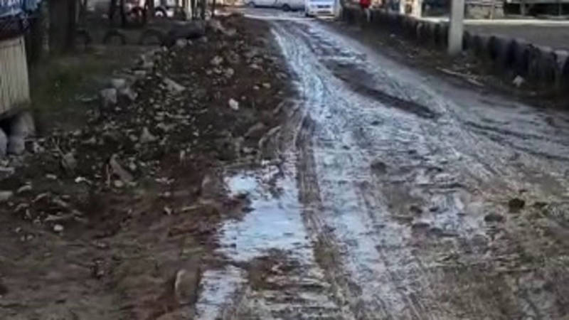 В Тунгуче раскопали дорогу и не восстановили, повсюду грязь. Видео горожанки