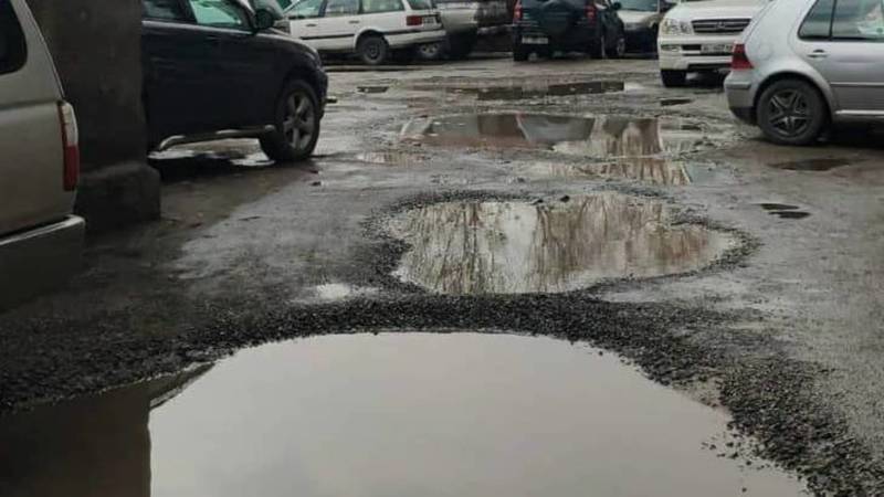 Бишкекчанка жалуется на состояние дороги по Сыдыкова. Видео и фото