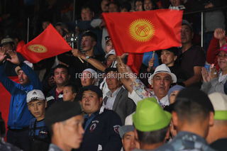 Видео — Зрители спели гимн Кыргызстана после победы сборной Кыргызстана по кок-бору на Играх кочевников
