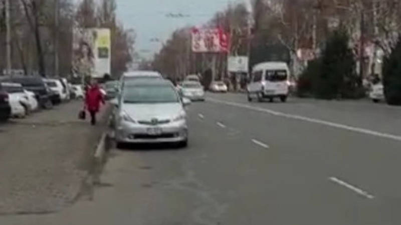На Советской возле таможни машины паркуются на проезжей части. Видео горожанина