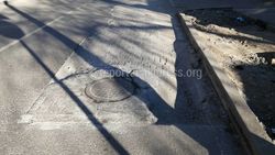 «Бишкекводоканал» временно заделал брусчаткой асфальт на Руставели, - мэрия