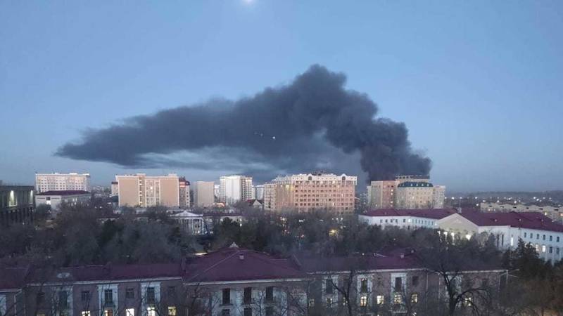 Бишкекчане присылают фото и видео пожара на Жибек Жолу