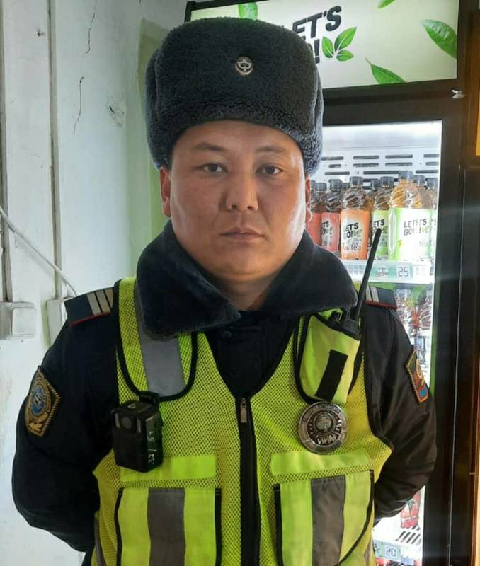 Жительница Бишкека благодарит патрульного, который оказал первую помощь ребенку