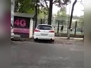 Законно ли закрыли доступ к парковке на Раззакова-Московской? (видео)