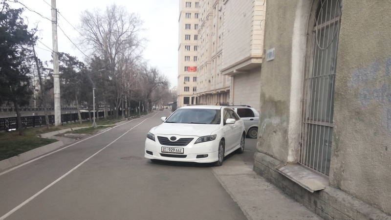 «Тойота Камри» припаркована на тротуаре на Айтматова. Фото