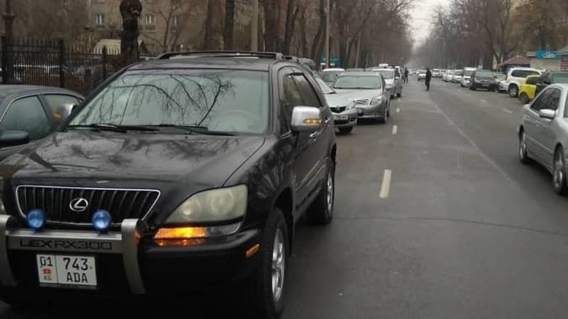 Парковка на проезжей части на ул.Логвиненко. Фото