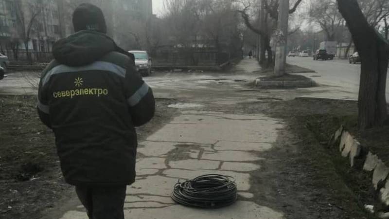 Сотрудники «Северэлектро» убрали кабель на Пишпеке. Фото