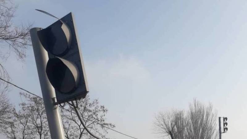 Когда подключат светофор возле школы №2 в Сокулуке? Фото