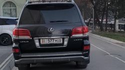 Lexus LX 570 вновь припарковался на тротуаре на Айтматова. Фото