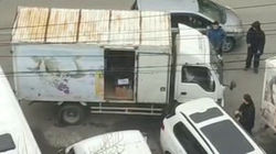 Торговые грузовики паркуются на проезжей части на ул.Тыныстанова. Видео