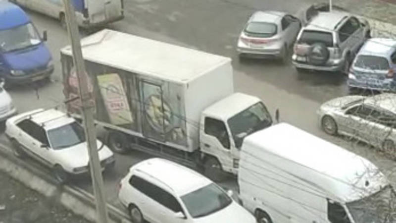 Торговые грузовики паркуются на проезжей части на ул.Тыныстанова. Видео