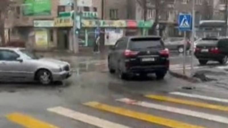 «Лексус» припарковали посреди перекрестка на Боконбаева-Шопокова. Видео