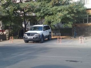 Законно ли установили парковочные барьеры на улице Исанова?