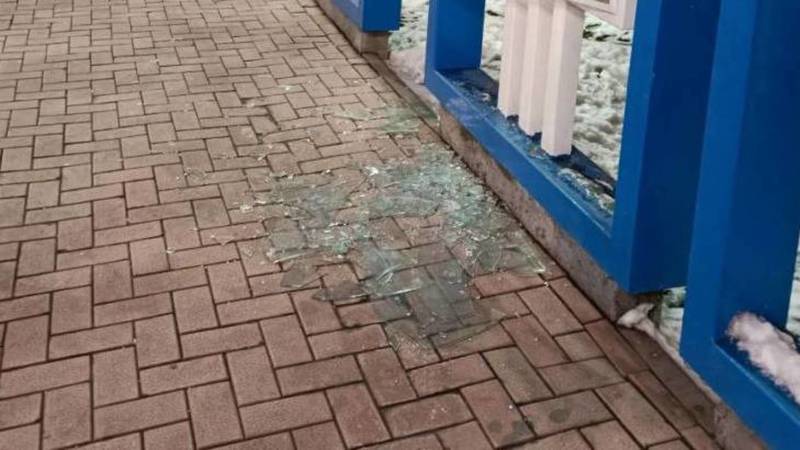 На бульваре Эркиндик разбили стекло информационной стойки. Фото
