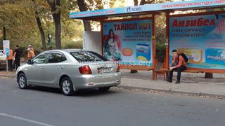 В центре Бишкека «Тойоту» припарковали на остановке