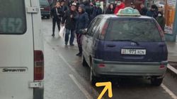 Машина «Жорго Такси» со штрафами в 11 тыс. сомов заблокировала остановку. Фото