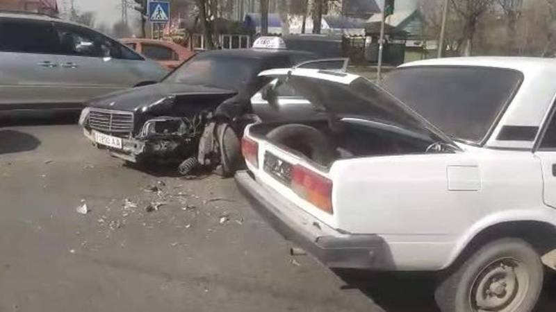 На Чапаева столкнулись «Мерседес» и «Жигули». Видео с места аварии