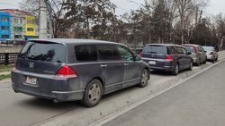 Водители массово паркуются на тротуаре на Айтматова. Фото