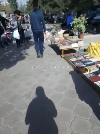 Бишкекчанка жалуется на стихийную торговлю в 7 мкр (видео)