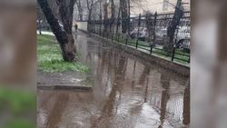 На Жибек Жолу-Орозбекова огромные лужи из-за дождей