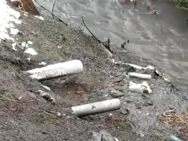 Жители Нижней Ала-Арчи сливают канализационные стоки в реку. Местной власти были разъяснены нарушения