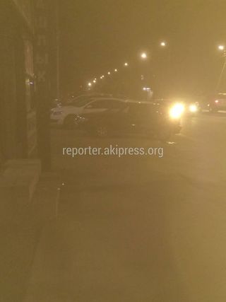 Посетители кафе «Манты-Ассорти» по Гагарина паркуют свои авто на тротуаре