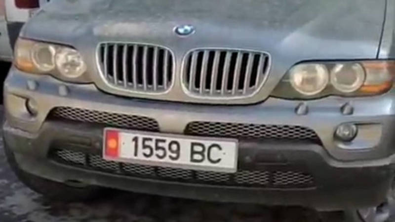 BMW X5 со штрафами в 50 тыс. сомов припарковался, заехав на тротуар. Видео