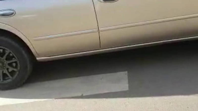 «Ниссан» припарковали на «зебре». Видео